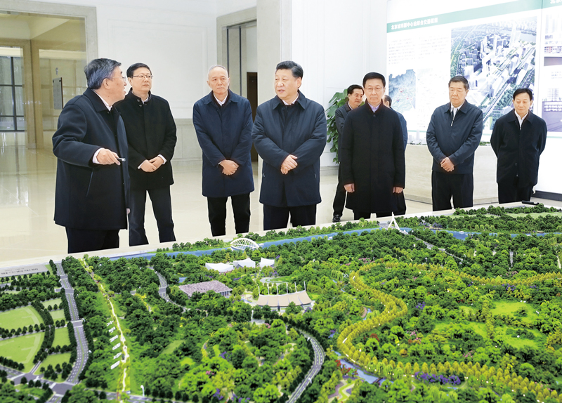 2019年1月16日至18日，中共中央總書記、國家主席、中央軍委主席習近平在京津冀考察，主持召開京津冀協(xié)同發(fā)展座談會并發(fā)表重要講話。這是1月18日上午，習近平在北京城市副中心市委辦公樓主樓詳細了解副中心重大工程項目規(guī)劃建設(shè)情況。 新華社記者 鞠鵬/攝