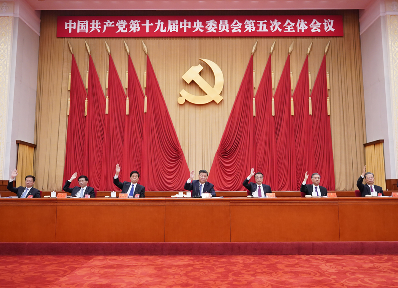 中國(guó)共產(chǎn)黨第十九屆中央委員會(huì)第五次全體會(huì)議，于2020年10月26日至29日在北京舉行。這是習(xí)近平、李克強(qiáng)、栗戰(zhàn)書(shū)、汪洋、王滬寧、趙樂(lè)際、韓正等在主席臺(tái)上。新華社記者 王曄 攝